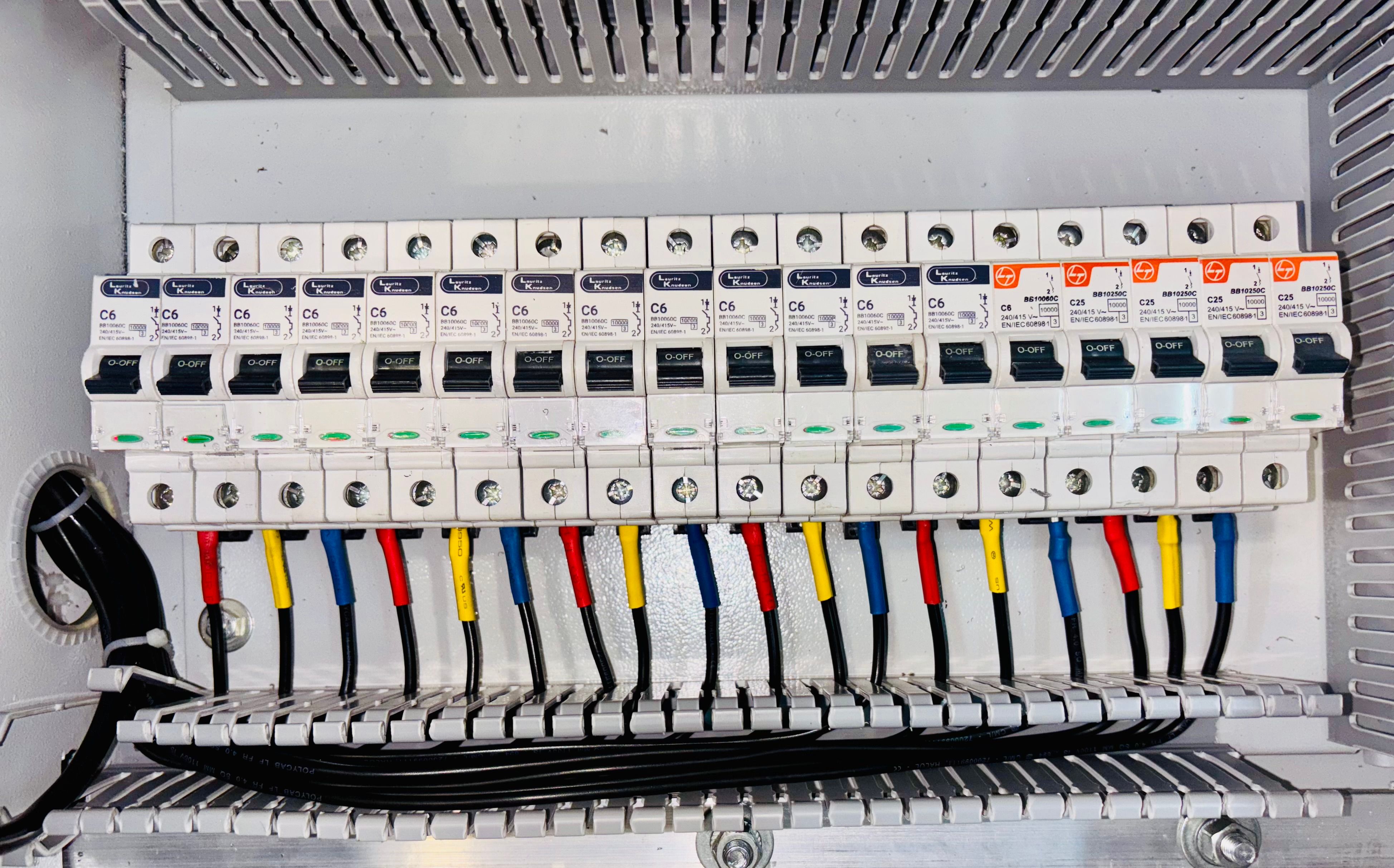 Instalación eléctrica de un electricista en Madrid Norte, con protecciones magnetotérmicas